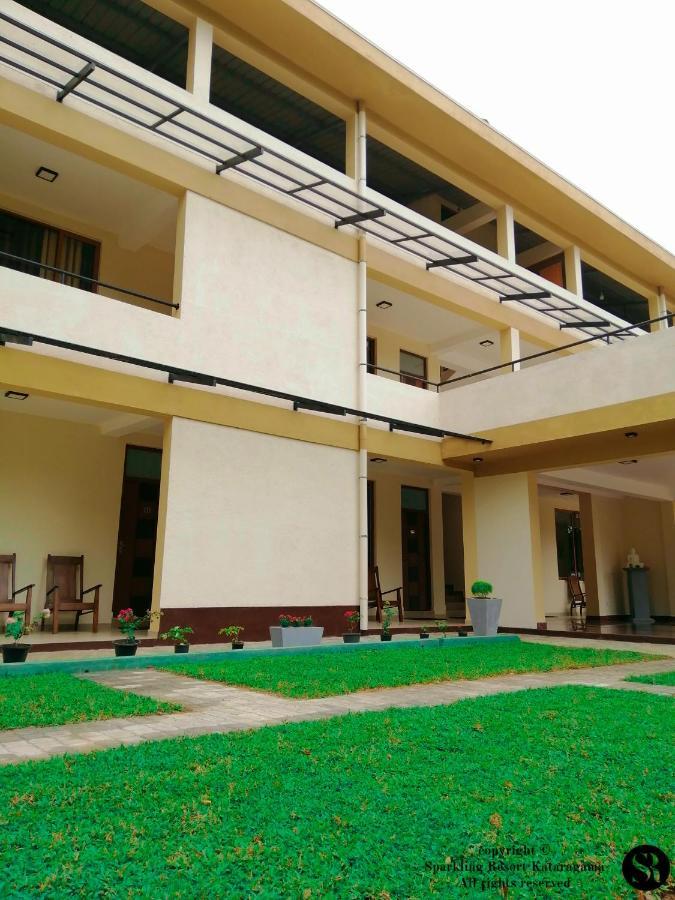 Sparkling Resort Катарагама Екстериор снимка