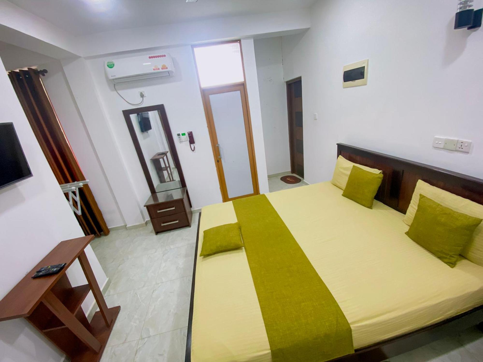 Sparkling Resort Катарагама Екстериор снимка