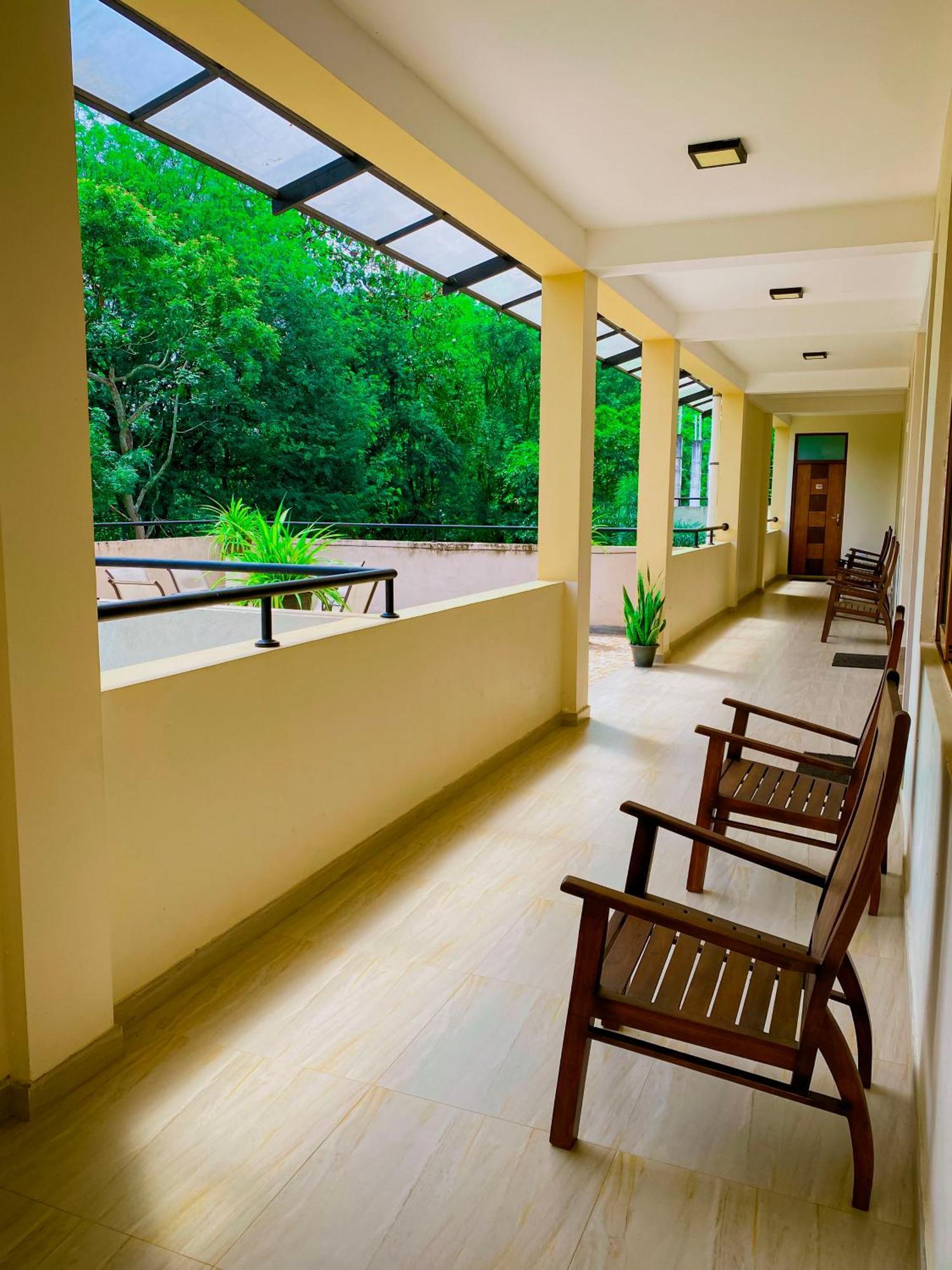 Sparkling Resort Катарагама Екстериор снимка
